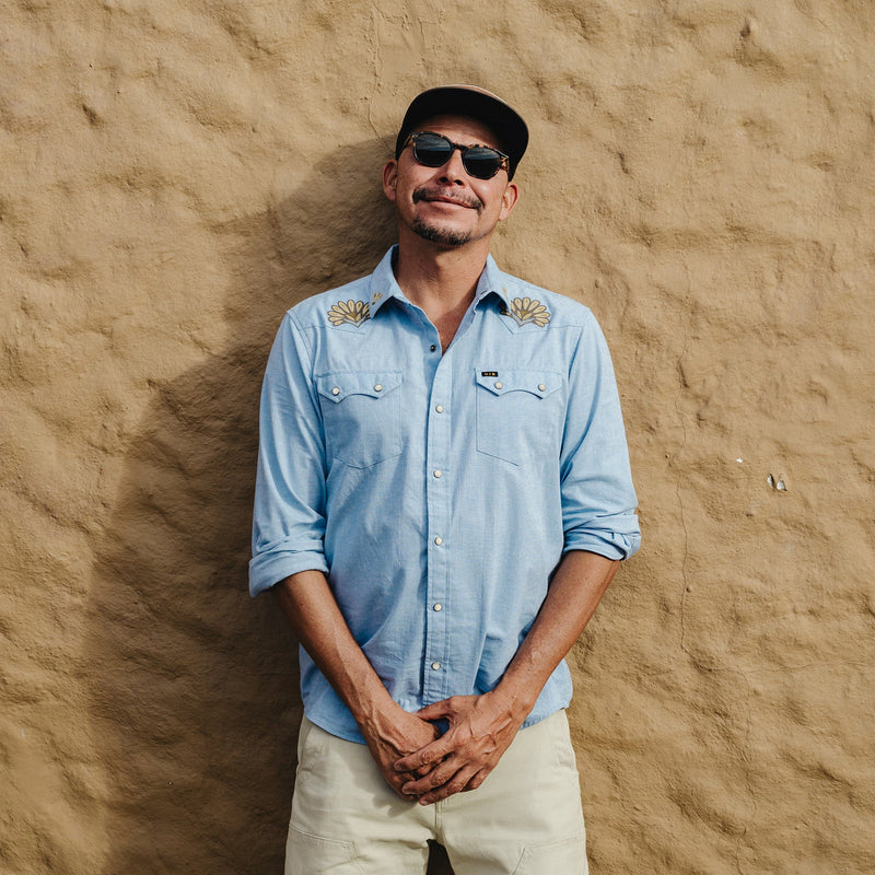 Men's Crosscut Denim Deluxe Snapshirt | Fanned Flora: Faded Blue Oxford